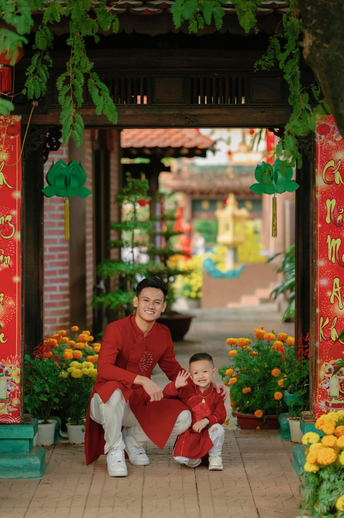 Hồ Tấn Tài bảnh bao cùng con trai đón tết 