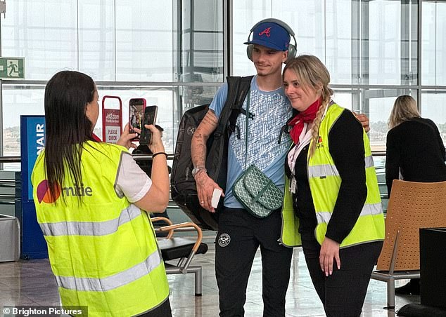 Romeo Beckham xuất hiện tại sân bay Tây Ban Nha mới đây để tham gia chuyến du đấu cùng Brentford