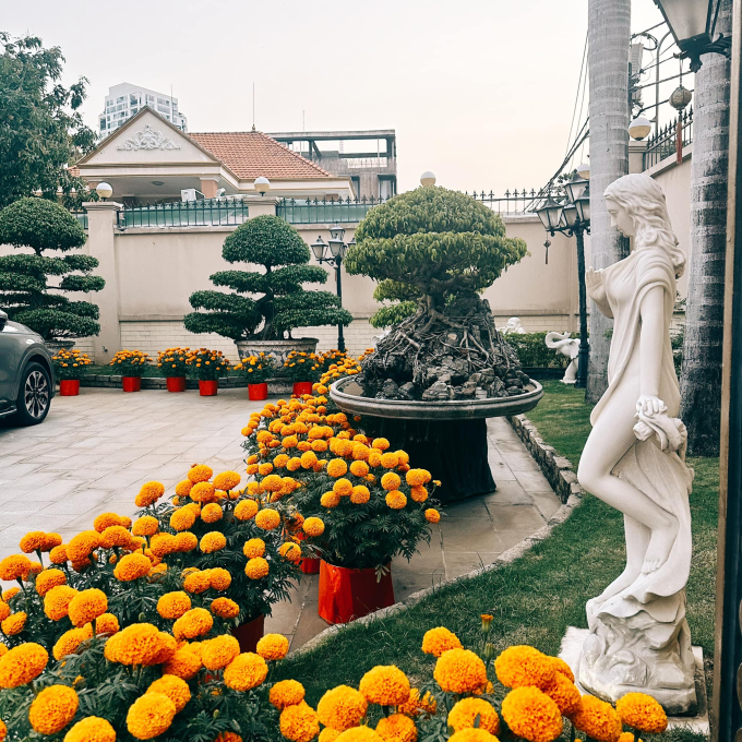 Chọn loại hoa giản dị để trang trí Tết nhưng biệt thự nhà Phillip - Linh Rin vẫn rất rực rỡ, sang trọng