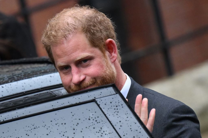 Hoàng tử Harry trở lại Anh trong vòng 25 tiếng để thăm cha mình