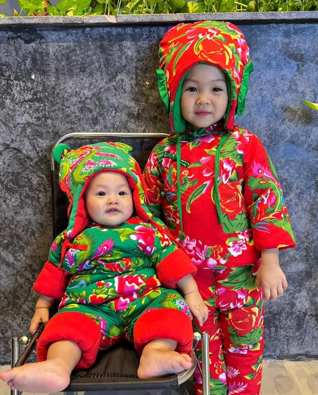   Hai nhóc tì nhà Cường Đôla - Đàm Thu Trang không bỏ lỡ chiếc trend đáng yêu này. (Ảnh: FB Đàm Thu Trang)  