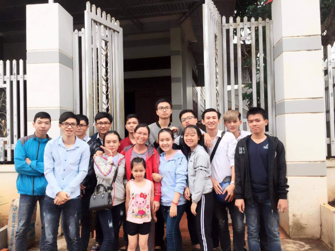 Năm 2017, tập thể lớp A1 (niên khóa 2011 - 2015) của trường THCS Nguyễn Tất Thành lên thăm cô giáo