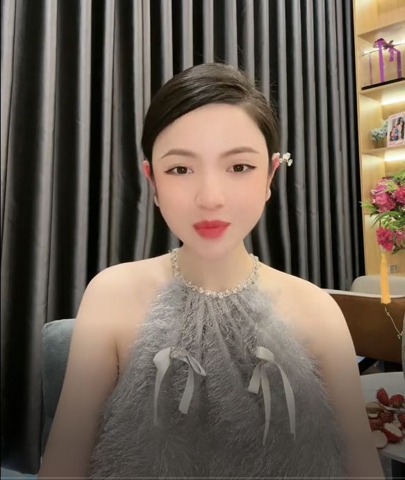 Chu Thanh Huyền livestream trong căn nhà của cô và Quang Hải