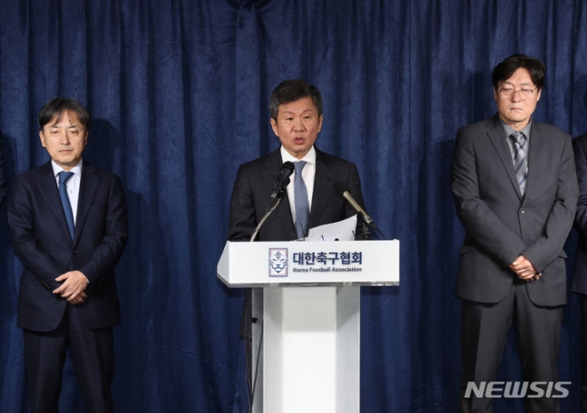 Chủ tịch KFA Chung Mong-gyu phát biểu vào chiều 16/2. Ảnh: Newsis