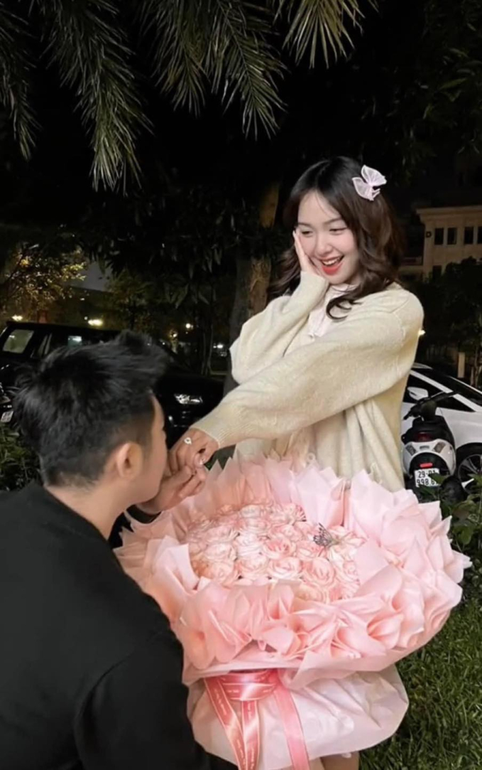 Hot TikToker Chu Tiểu Han được cầu hôn sau hơn 6 tháng chia tay bạn trai cũ: Người mới được khen có tướng phu thê!