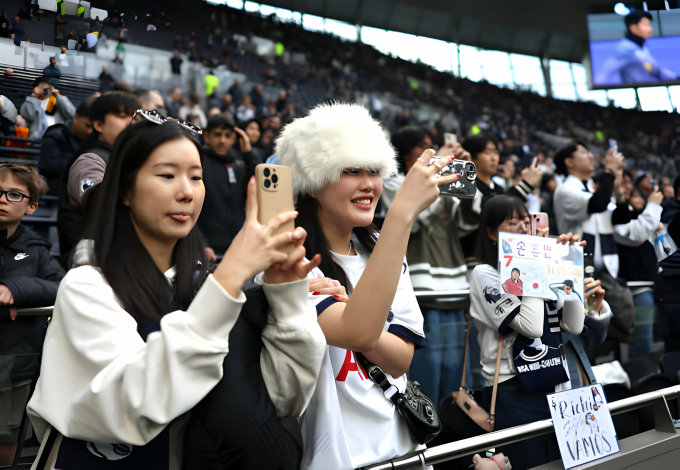 Niềm an ủi cho Son Heung-min khi vẫn có rất nhiều fan Hàn Quốc đến cổ vũ anh trận vừa qua