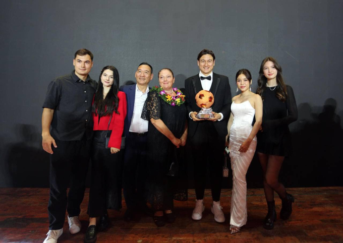 Thủ môn Đặng Văn Lâm cùng với bố mẹ, các em và bạn gái Bùi Thị Yến Xuân có mặt tại lễ trao giải Quả bóng vàng Việt Nam 2023 diễn ra vào tối qua 19/2 tại TP.HCM