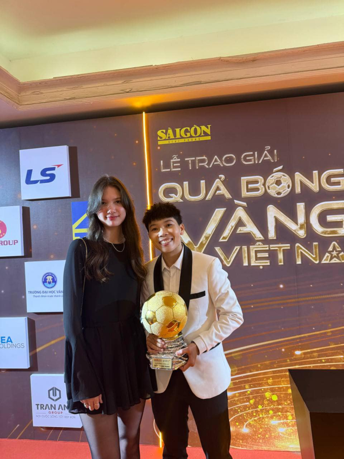 Đặng Thanh Giang - em gái Văn Lâm - chụp ảnh cùng thủ môn Kim Thanh - người đạt danh hiệu Quả bóng vàng nữ Việt Nam 2023