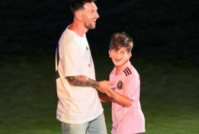 Thiago cũng có niềm đam mê chơi bóng giống Messi