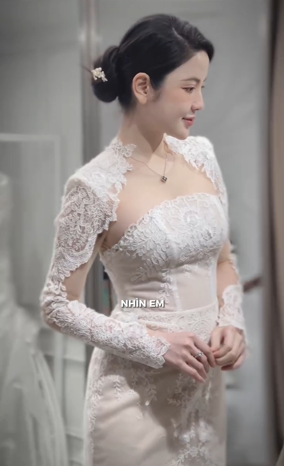 Chu Thanh Huyền khoe nhan sắc xinh đẹp khi đi thử váy cưới chuẩn bị cho lễ thành hôn cùng Quang Hải