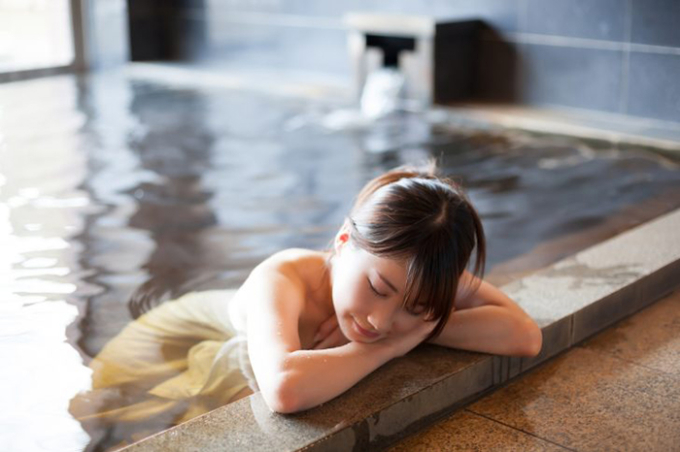   Thói quen tắm nước nóng vừa phải cũng giúp sức khỏe và vóc dáng của người Nhật được kiểm soát tốt hơn (Ảnh minh họa)  