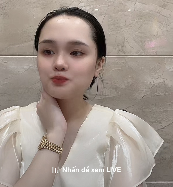 Quỳnh Anh diện đồng hồ hiệu khi livestream bán hàng 