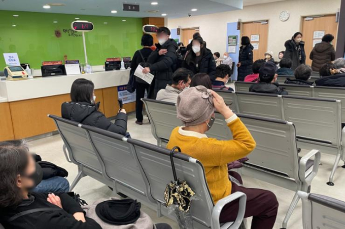 Bệnh nhân chờ đợi tại khu vực tiếp tân của khoa ung thư ở bệnh viện đa khoa ở Seoul