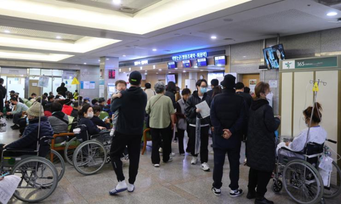 Một trung tâm y tế ở Seoul chật cứng bệnh nhân vào ngày 21/2 