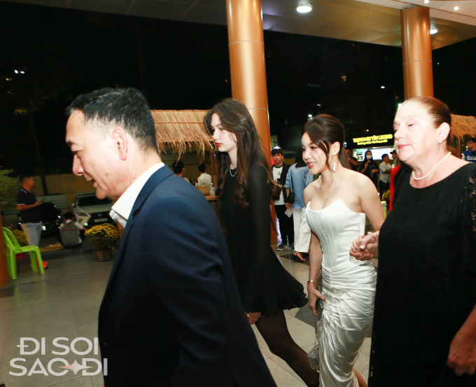 Em gái Văn Lâm cùng Yến Xuân (váy trắng) và bố mẹ đến Gala quả bóng vàng 