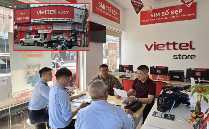   Đội quản lý thị trường thuộc Cục QLTT Hà Tĩnh cùng anh Đạt và đại diện cửa hàng Viettel Store làm việc tại cửa hàng nơi anh Đạt mua sản phẩm. (Ảnh: NVCC)  