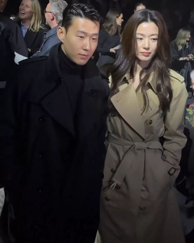 Son Heung-min và Jeon Ji-hyun tại London Fashion Week tròn một năm trước. Do cùng làm đại sứ cho một thương hiệu thời trang, cả hai có nhiều cơ hội gặp gỡ
