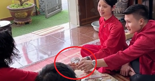Chu Thanh Huyền bị dân mạng góp ý vì nâng cốc bằng 1 tay khi cụng ly với mẹ chồng