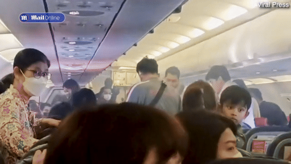 Hành khách hỗn loạn trong khoang máy bay