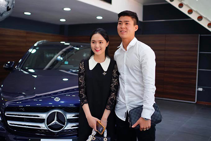   Mercedes GLC 300 có giá khoảng hơn 2 tỷ được vợ chồng Quỳnh Anh tậu trước khi cưới   