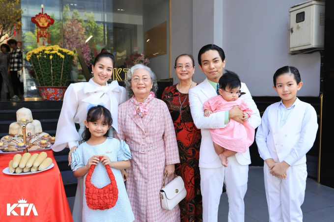 Người thân đến chúc mừng vợ chồng Khánh Thi và Phan Hiển 