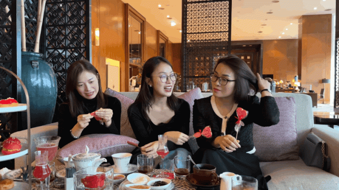 Khánh Vy dẫn các chị gái đi trà chiều tại view sang chảnh 