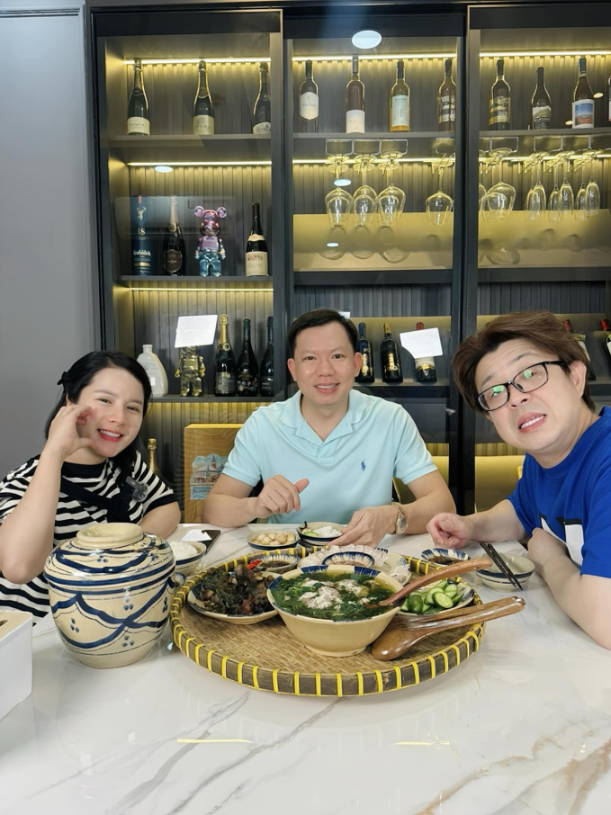 Bác sĩ Thịnh (chính giữa) và vợ chồng Bà Nhân Vlog