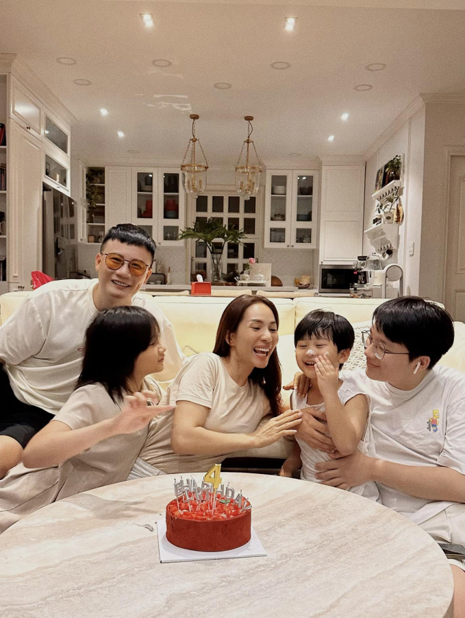 Gia đình nhỏ của Hoàng Bách và bà xã Thanh Thảo (Nguồn Facebook: Doan Thanh Thao)