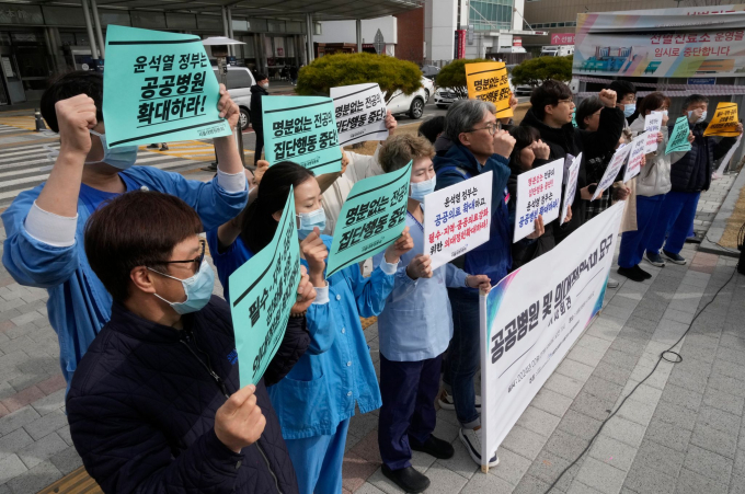 Cuộc đình công của các bác sĩ thực tập khiến ngành y tế Hàn Quốc rơi vào khủng hoảng