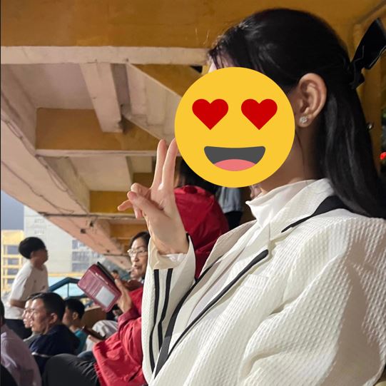 Cô gái được nghi vấn hẹn hò với Văn Thanh từng xuất hiện trên sân Hàng Đẫy