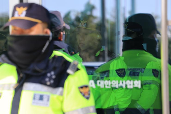 Sĩ quan cảnh sát trước lối vào trụ sở Hiệp hội Y khoa Hàn Quốc ở quận Yongsan, Seoul