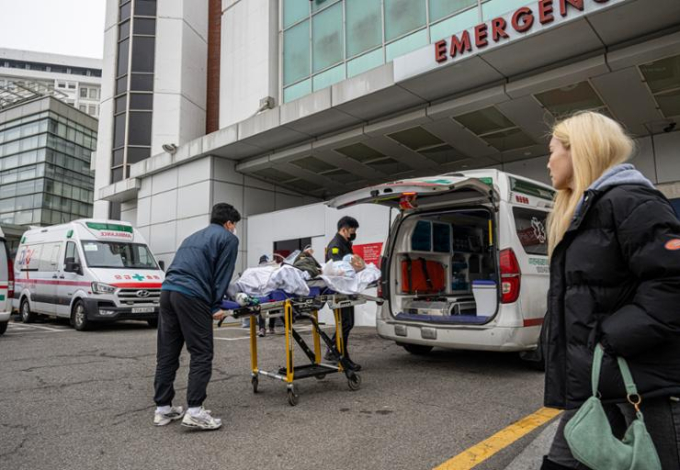 Bệnh nhân cấp cứu được di chuyển đến một bệnh viện lớn ở Seoul trong bối cảnh các bệnh viện đều đang trong tình trạng quá tải