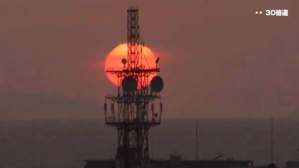 Sự kết hợp giữa tháp ăng-ten và mặt trời khiến nhiều người dân thích thú