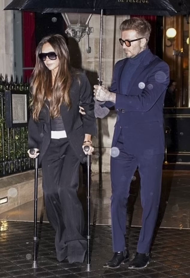 Beckham che ô cho bà xã khi cả hai rời khỏi nhà hàng tại Paris
