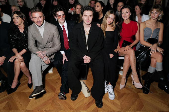 Beckham, vợ chồng cậu cả Brooklyn, cậu ba Cruz, cô út Harper và Mia Regan (ngoài cùng) đến dự show thời trang của Victoria mới đây