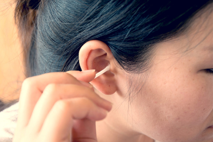   Ngay cả với dụng cụ ngoáy tai mềm như tăm bông cũng có thể làm tăng nguy cơ viêm, ung thư ở tai nếu dùng sai cách (Ảnh minh họa)  