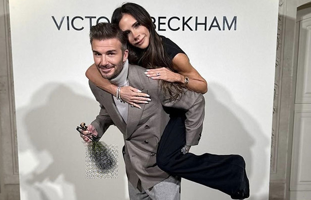 Beckham cõng bà xã tại Paris Fashion Show 2024
