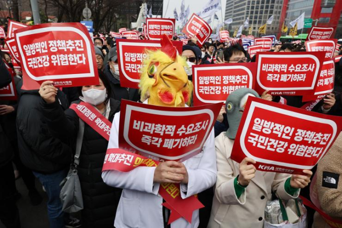 Các bác sĩ tham gia một cuộc biểu tình được tổ chức tại Yeouido, Seoul