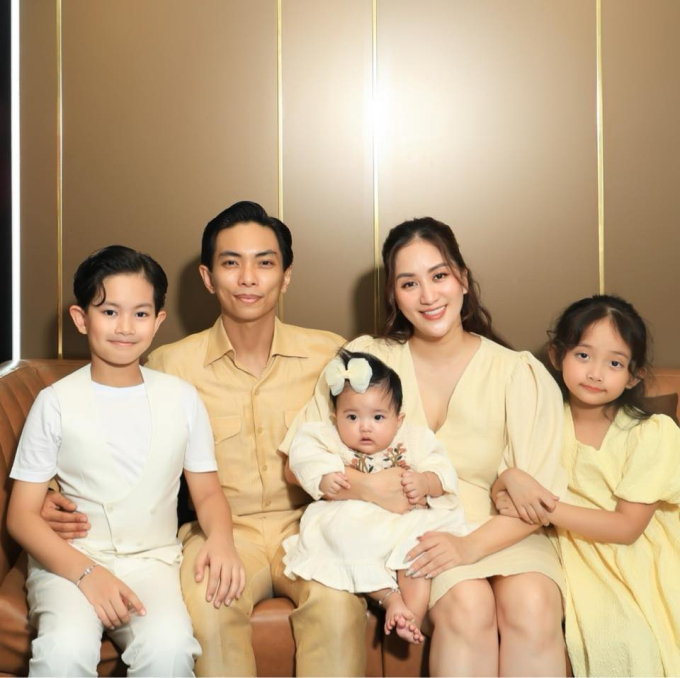 Gia đình 5 thành viên của Khánh Thi - Phan Hiển 