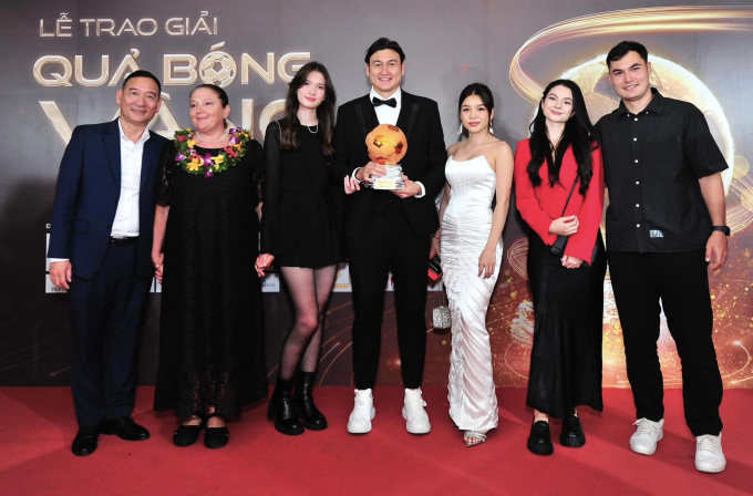 Yến Xuân cùng gia đình Văn Lâm cùng anh đi nhận giải Quả bóng đồng Việt Nam 2023