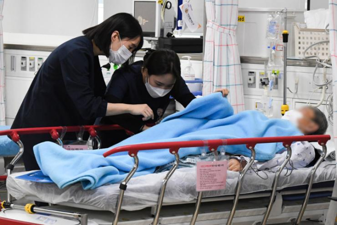 Một bệnh nhân được điều trị tại phòng cấp cứu của một bệnh viện quân đội ở Seongnam, phía nam Seoul