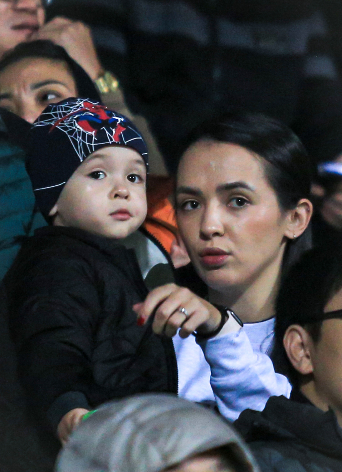 Aneta Nguyễn - vợ của thủ môn Nguyễn Filip cùng con trai xuất hiện trên khán đài sân Hàng Đẫy trong trận đấu CLB CAHN hoà 1-1 Hà Tĩnh vòng 12 V.League 