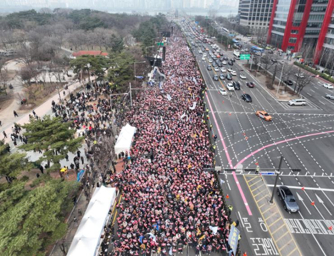 Theo KMA, cuộc biểu tình do Hiệp hội Y tế Hàn Quốc (KMA) tổ chức, đã quy tụ khoảng 30.000 người tham gia