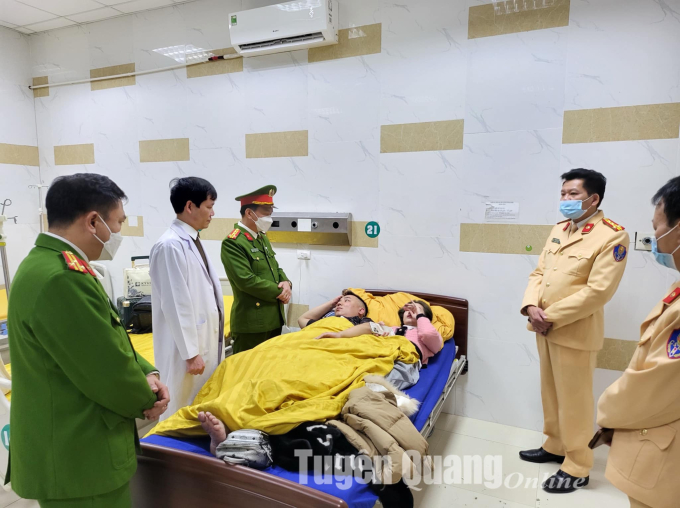 Các nạn nhân trong vụ tai nạn đã lập tức được đưa tới bệnh viện điều trị (Ảnh: Tuyên Quang online)
