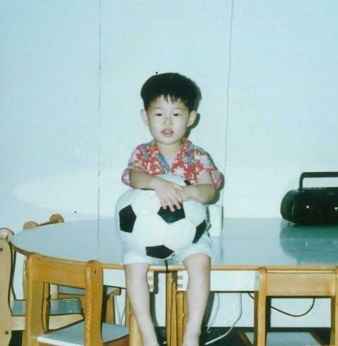 Tấm hình được cho chụp vào năm 1995, thời điểm Son Heung-min mới chỉ 3 tuổi. Tại đây, cậu bé Son đang ngồi trên bàn và ôm chặt trái bóng