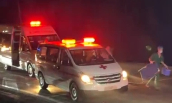 Nhiều xe cứu thương, lực lượng cứu hộ đã được huy động ngay trong đêm (Ảnh: báo Lao động)