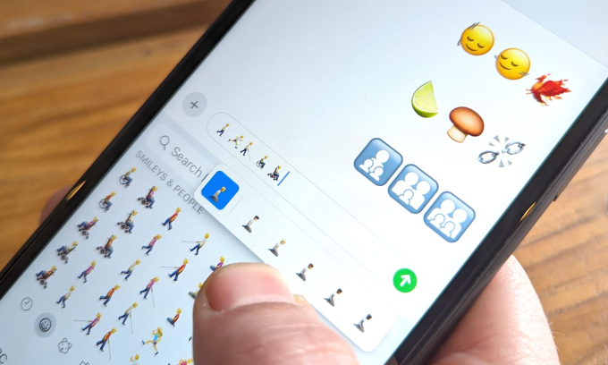 iOS 17.4 cũng sẽ cập nhật một số biểu tượng cảm xúc đã có sẵn, cho phép người dùng có thể xoay theo các hướng khác nhau, như đi bộ, chạy, quỳ, dùng gậy trắng, ngồi xe lăn, hoặc ngồi xe điện.