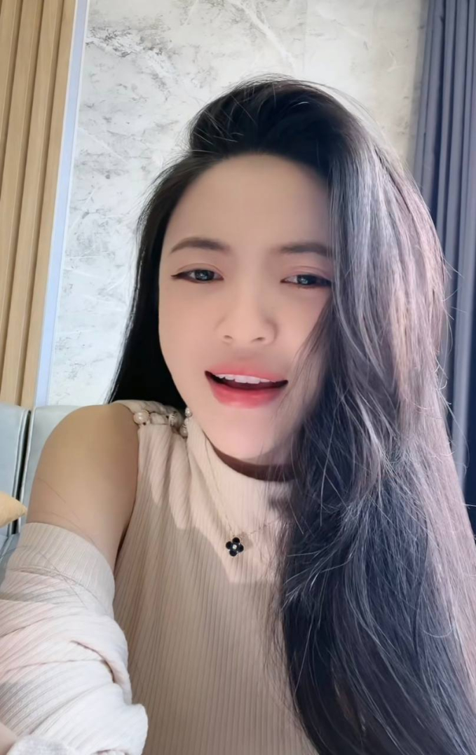 Tận dụng độ hot, Chu Thanh Huyền liên tục lên clip flex mái tóc của mình và nhận được sự quan tâm của netizen