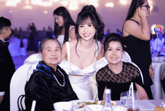 Mina Phạm cùng với mẹ chồng (bên phải)