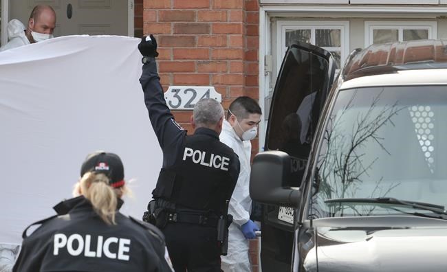 Cảnh sát và nhân viên y tế trước căn nhà xảy ra vụ thảm sát
